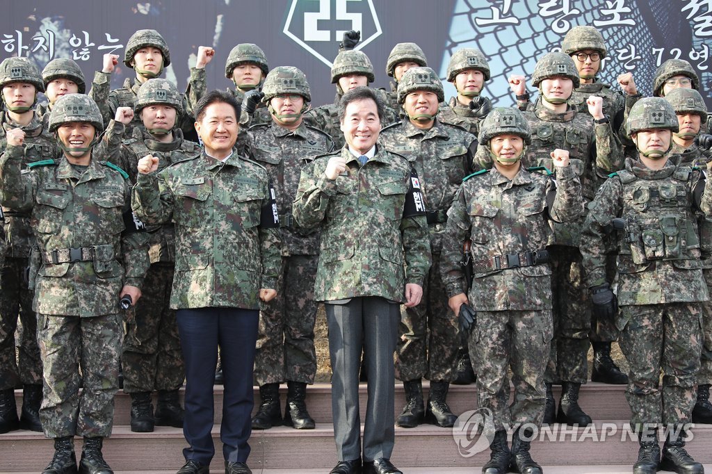 기념촬영 하는 이낙연 총리