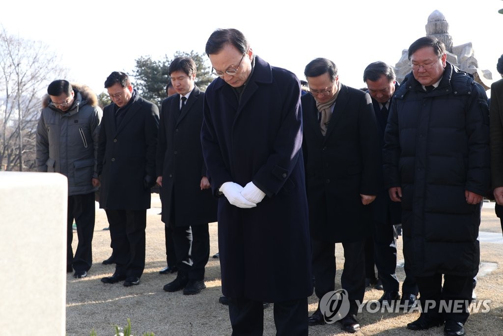 김구 선생의 묘 참배하는 이해찬 대표