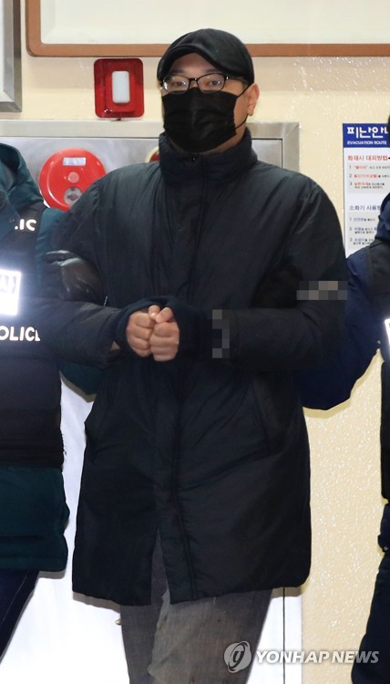 검찰로 송치되는 '의사 살해' 용의자