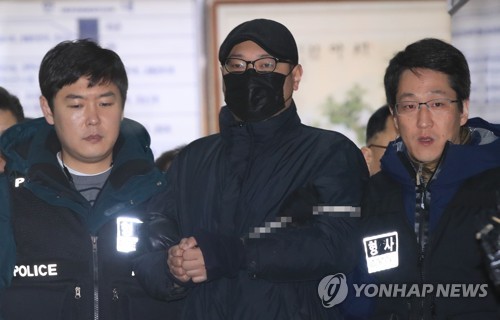 검찰로 송치되는 '의사 살해' 용의자