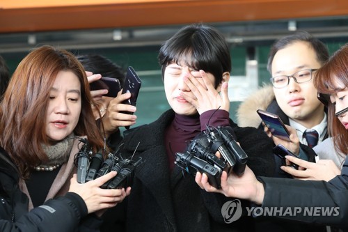 눈물 닦는 양예원