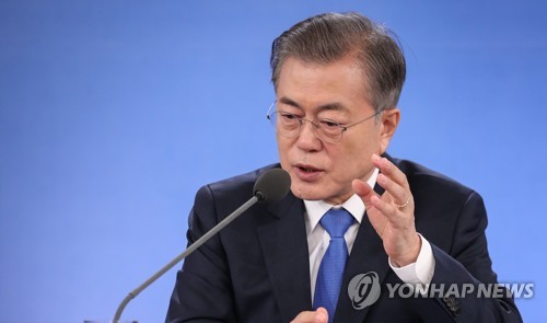 어려운 질문에 고심하며 대답하는 문 대통령