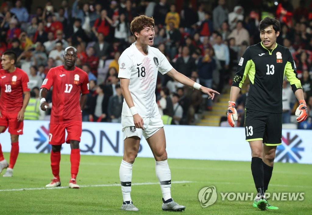 South Korea's Hwang Ui-jo (C) makes an appeal to the referee during a Group C match against Kyrgyzstan at the AFC Asian Cup at Hazza bin Zayed Stadium in Al Ain, the United Arab Emirates, on Jan. 11, 2019. (Yonhap)