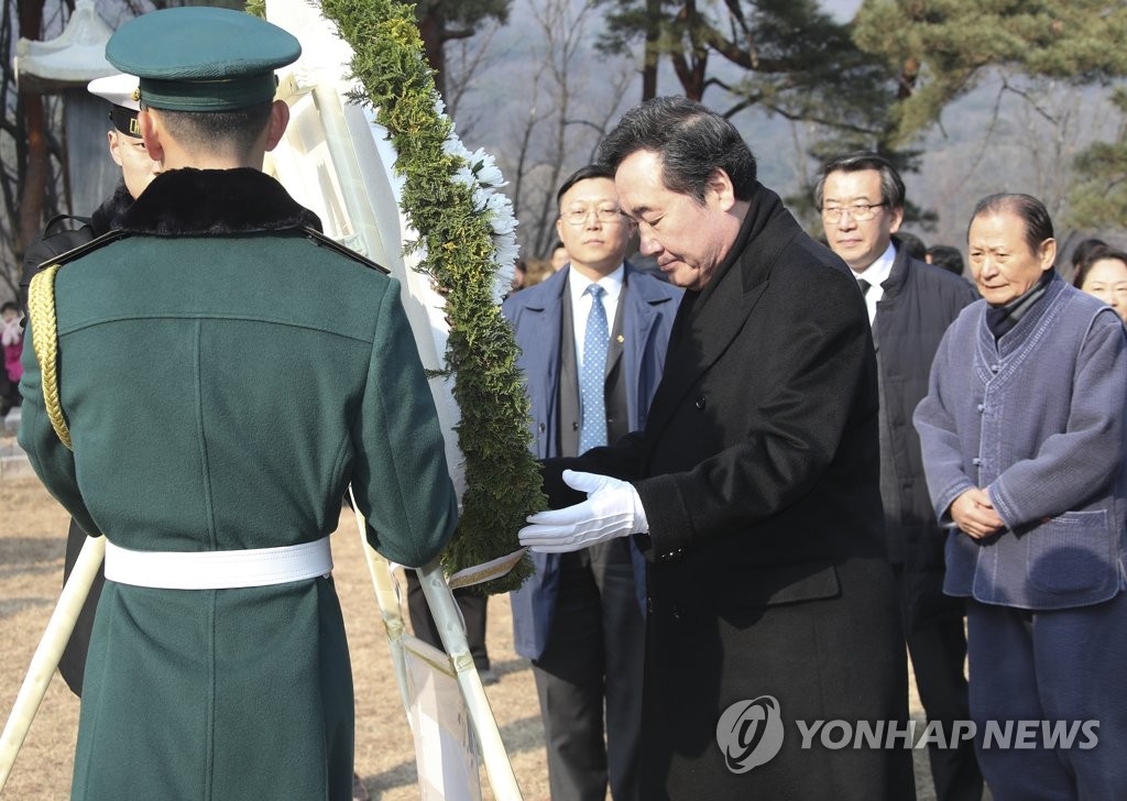손병희선생 묘소 참배하는 이낙연 총리