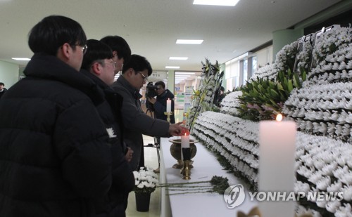 해외 봉사활동 중 숨진 대학생 조문하는 학우들