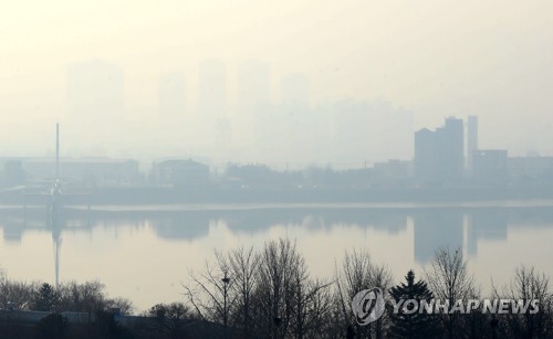 미세먼지 너머 뿌연 소양강