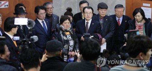 질문에 답하는 5·18 유가족과 관련 단체 회원들