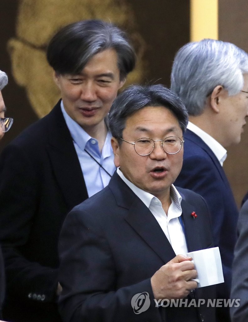얘기 나누는 조국 민정수석과 강기정 정무수석