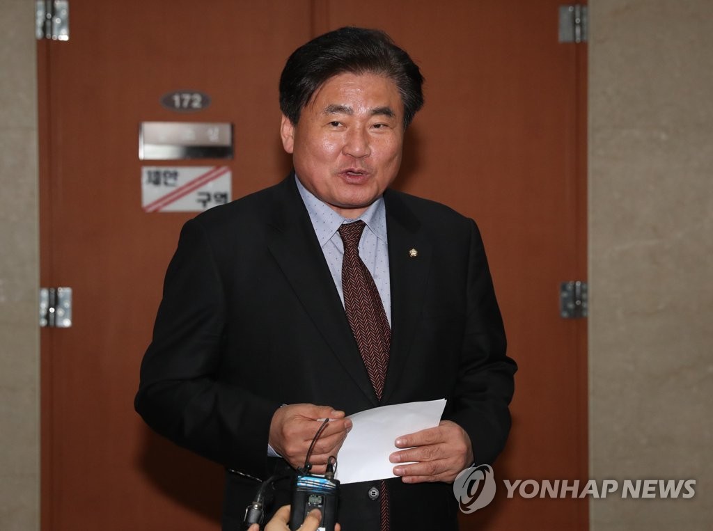 질문에 답하는 민주당 소병훈 조강특위 부위원장