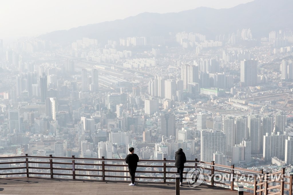 미세먼지 자욱한 부산