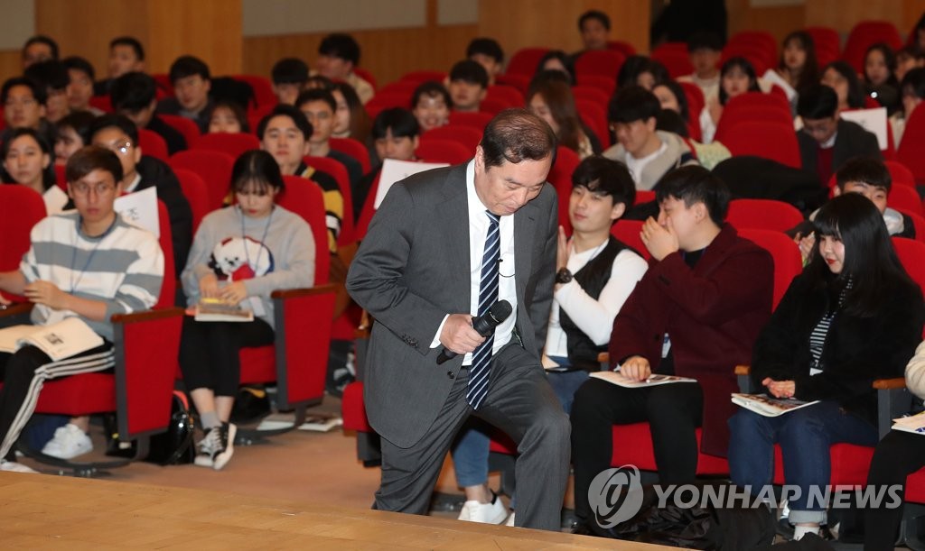 청년 앞에서 강연하는 김병준