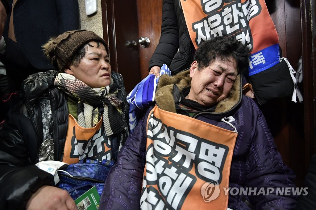오열하는 5·18 민주화운동 희생자·부상자 가족들