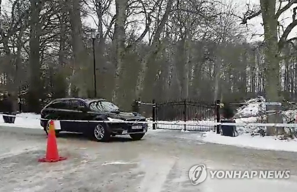 협상장 떠나는 북한 대표단 차량