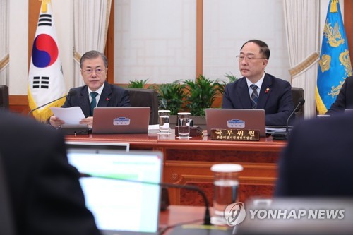 국무회의 시작 발언하는 문 대통령