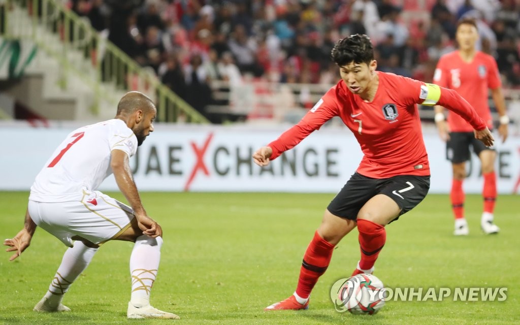 Son Heung-min of South Korea (R) tries to dribble past Ali Al Safi of Bahrain during the teams' round of 16 match at the Asian Football Confederation (AFC) Asian Cup at Rashid Stadium in Dubai, the United Arab Emirates, on Jan. 22, 2019. (Yonhap)