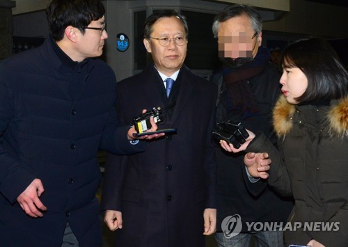 질문받는 박병대