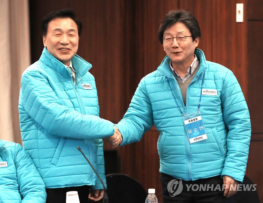 연찬회에서 악수하는 손학규와 유승민