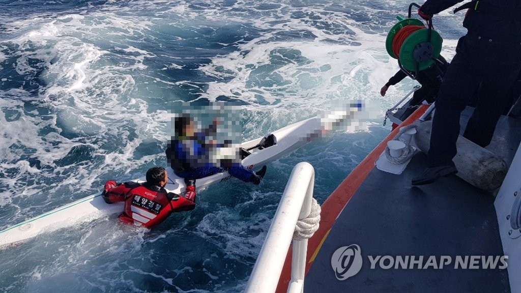 카약 8척 표류…이용객 전원 구조