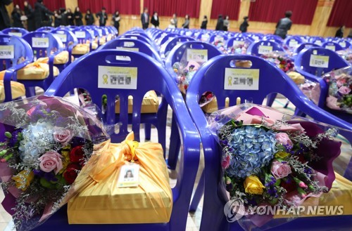 명예 졸업식장에 놓인 꽃다발과 학생증