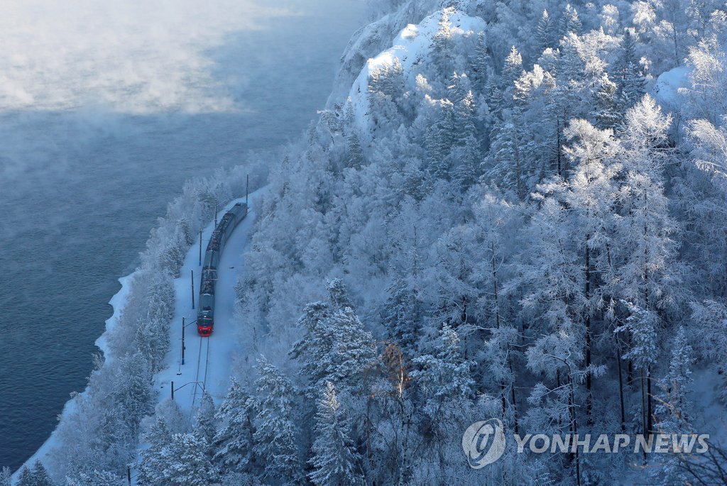 눈 덮인 러시아 숲 달리는 '설국열차'