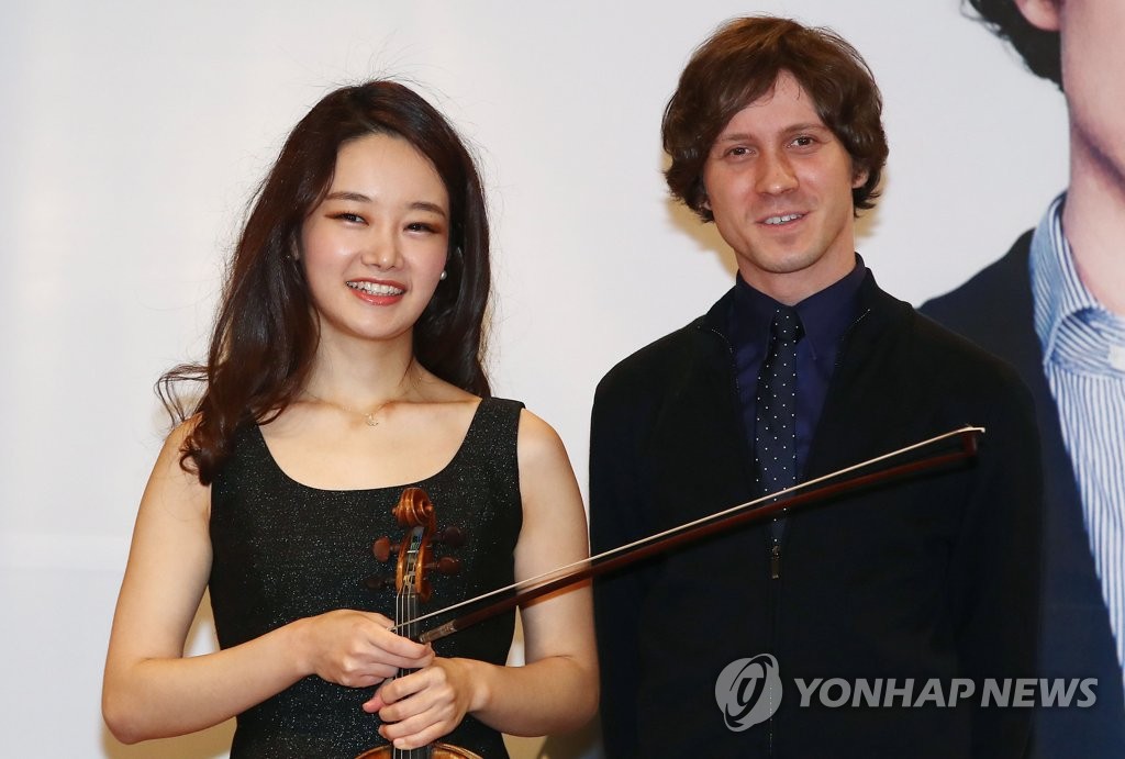 Violoniste coréenne et pianiste polonais Violoniste coréenne et pianiste polonais