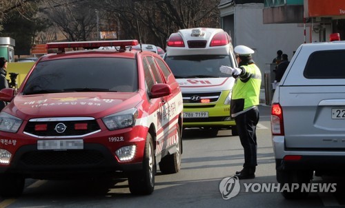 한화 대전공장 폭발사고…줄지어 나오는 구급차