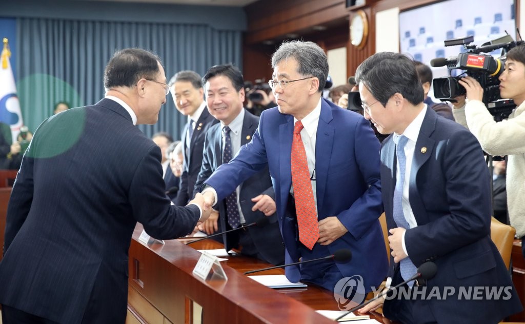 인사하는 홍남기 경제부총리