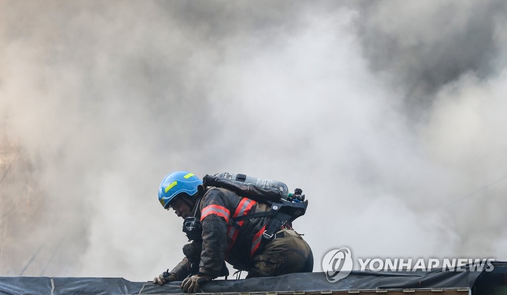 연기 속 사투 벌이는 소방대원