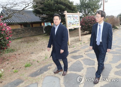 '혼인지' 둘러보는 권용복 항공정책실장
