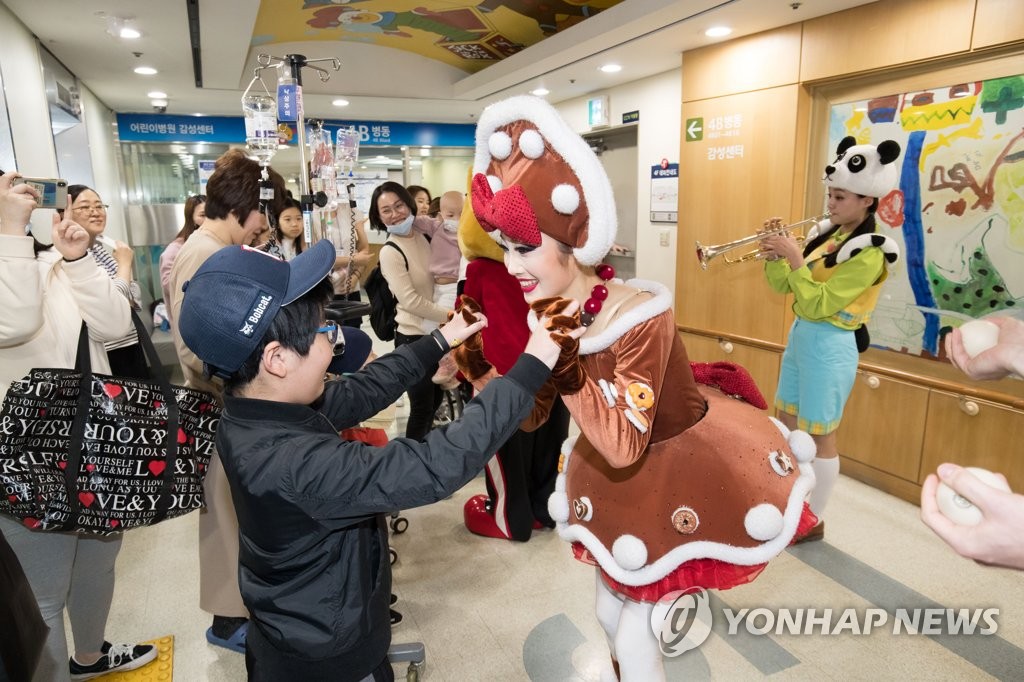 롯데월드, '찾아가는 테마파크' 위문공연 진행