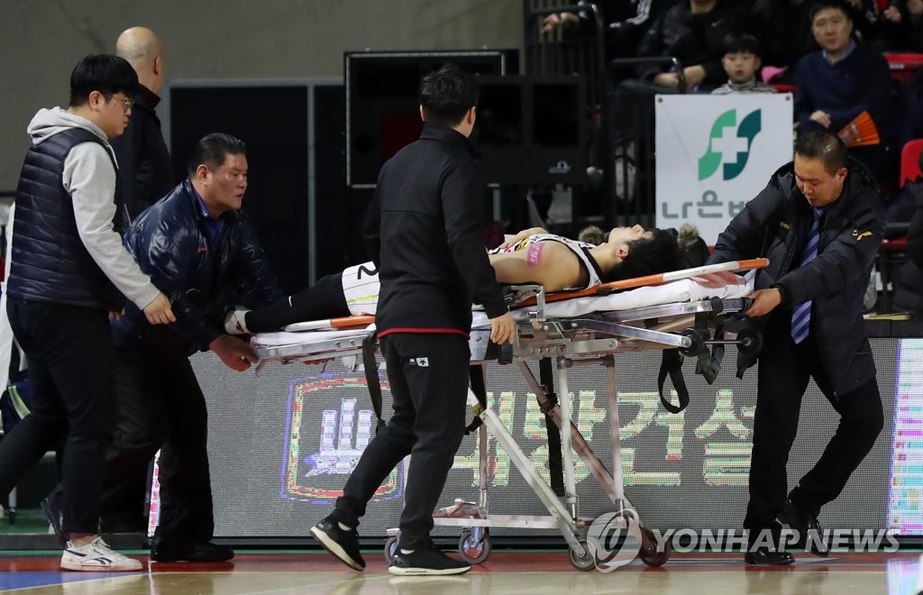 부상으로 실려 나가는 이원대