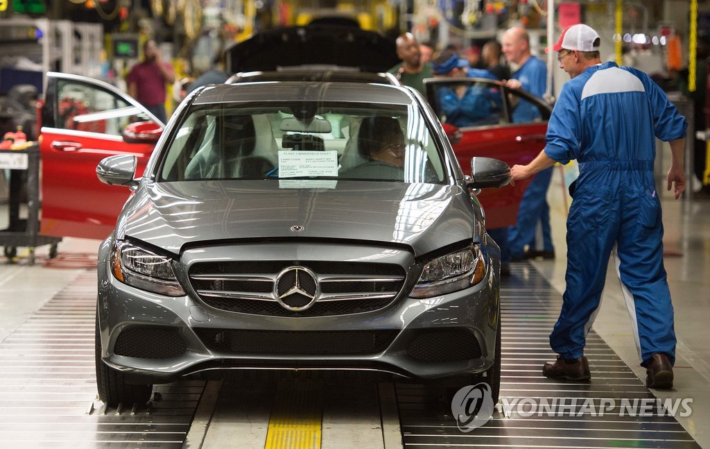 美서 생산된 메르세데스-벤츠…"美상무부 '車수입 국가안보 위협' 판정"