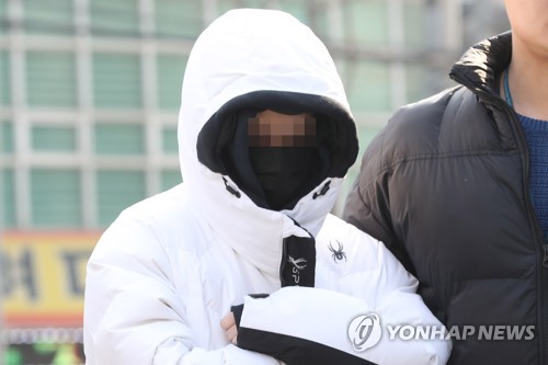 경찰 조사실 항하는 '애나'