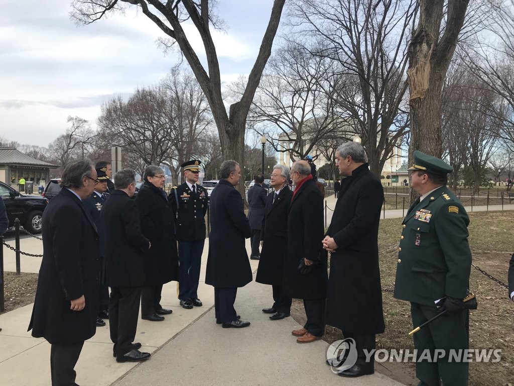 El presidente colombiano rinde homenaje a los soldados de la Guerra de Corea El presidente colombiano rinde homenaje a los soldados de la Guerra de Corea