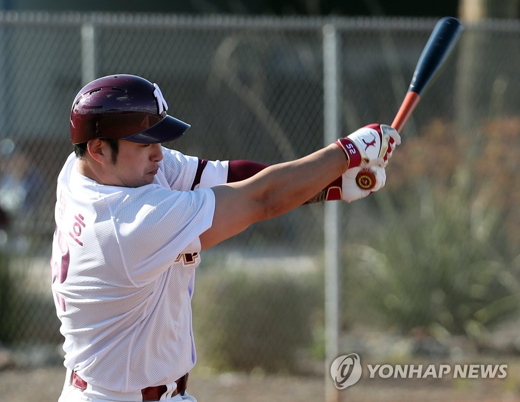 Park Byung-ho of the Kiwoom Heroes takes a swing during a spring training intrasquad game at Peoria Sports Complex in Peoria, Arizona, on Feb. 17, 2019. (Yonhap)