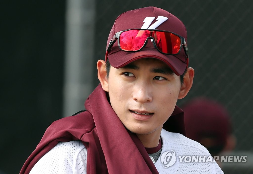 Lee Jung-hoo of the Kiwoom Heroes looks toward the field at the team's spring training at Peoria Sports Complex in Peoria, Arizona, on Feb. 17, 2019. (Yonhap)