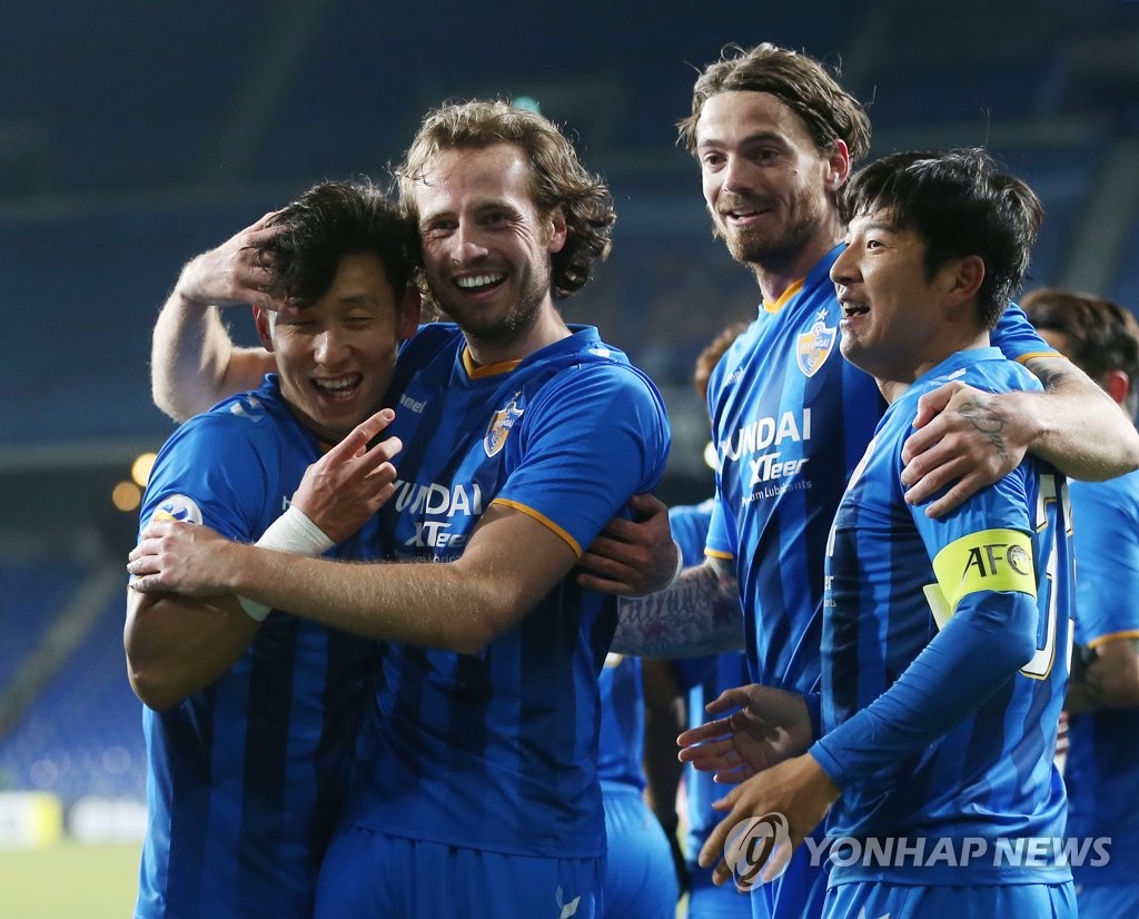 Ulsan Hyundai FC midfielder Mix Diskerud (2nd from L) celebrates with his teammates after scoring a goal in the AFC Champions League playoff match against Perak at Munsu Football Stadium in Ulsan, some 400 kilometers south of Seoul, on Feb. 19, 2019. (Yonhap)