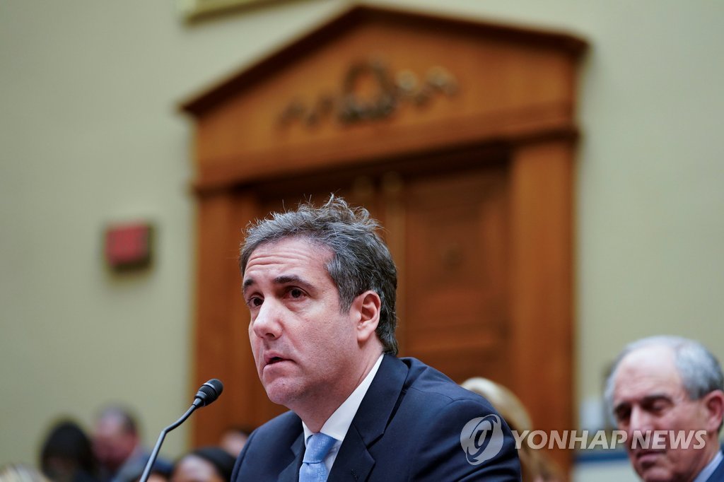 증언하는 트럼프 전 개인변호사 코언