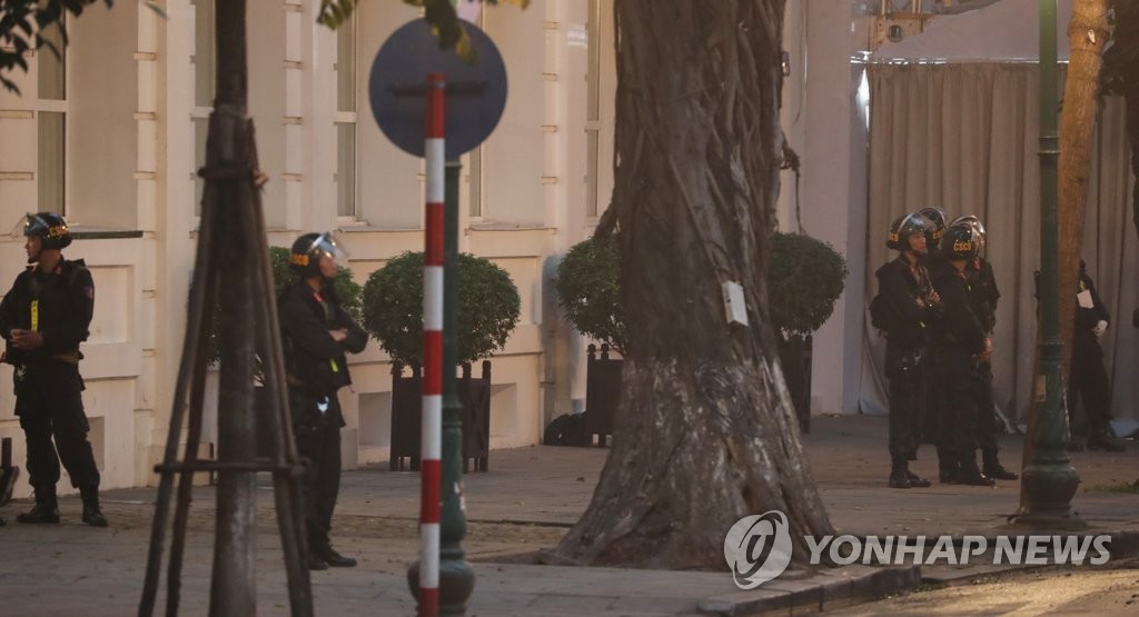 메트로폴 앞 경찰특공대
