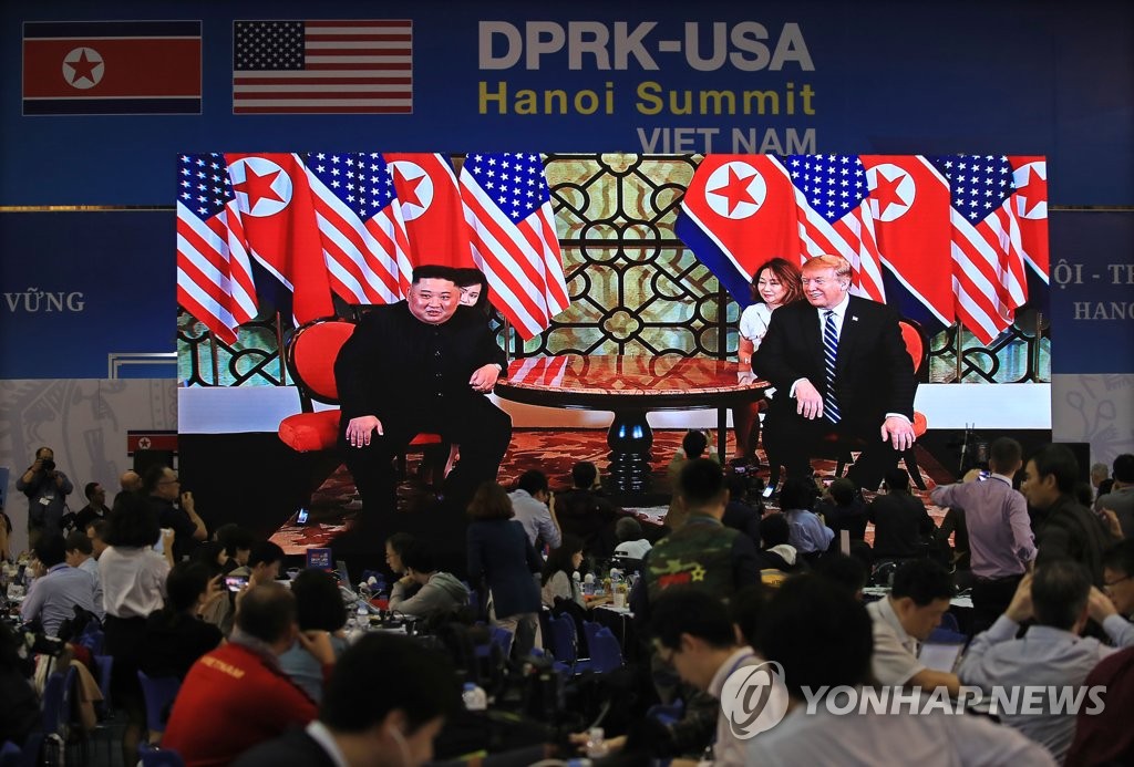 화기애애한 양국 정상…지켜보는 취재진