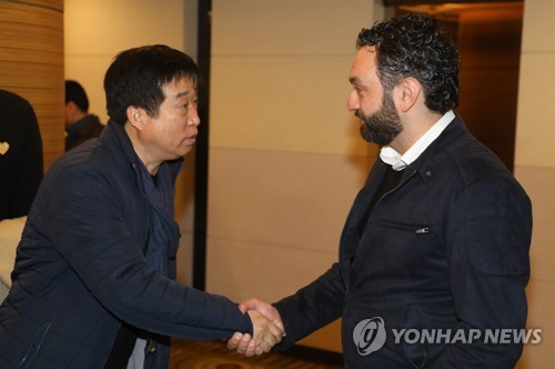김호철 전 남자배구 대표팀 감독(왼쪽)과 라바리니 여자팀 감독
