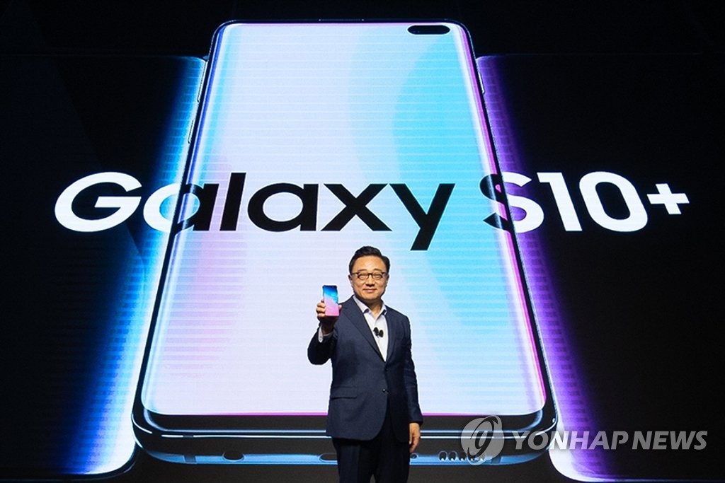 DJ Koh, head of Samsung's IT & Mobile Communications Division, introduces the new Galaxy S10+ smartphone during a launching event in New Delhi on March 6, 2019, in this photo provided by the South Korean tech giant. (Yonhap)