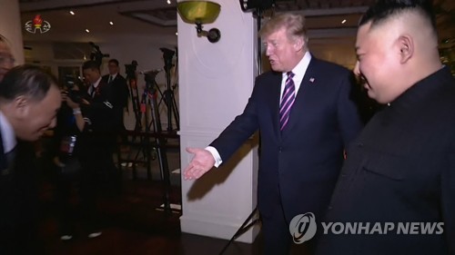 트럼프 대통령에 45도로 인사하는 김영철 부위원장