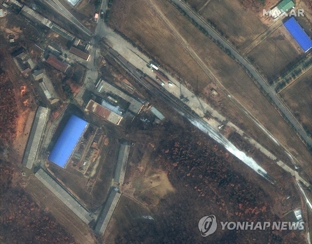 북한의 미사일 또는 로켓 발사 제조 시설이 위치한 평양 외곽의 산음동 미사일 종합연구단지를 촬영한 위성사진으로, 민간 위성업체 '디지털 글로브'가 지난 3월 10일 제공한 것. [EPA=연합뉴스 자료사진] 
