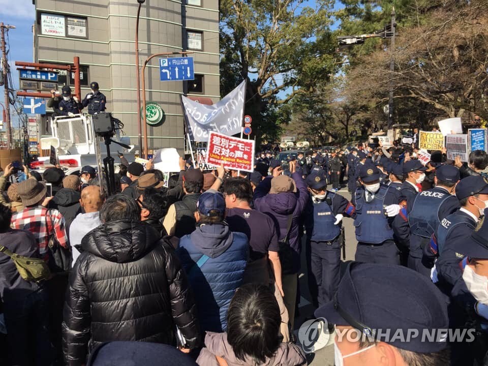 지난 3월 일본 교토 번화가인 기온에서 우익들이 혐한시위를 한 가운데 이에 반대하는 카운터 시위대들이 헤이트 스피치(hate speech·특정 집단에 대한 공개적 차별·혐오 발언) 중단을 촉구하고 있다. [곽진웅 코리아 NGO센터 대표 제공] 