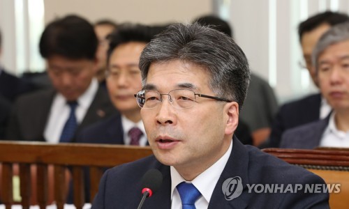 답변하는 민갑룡 경찰청장