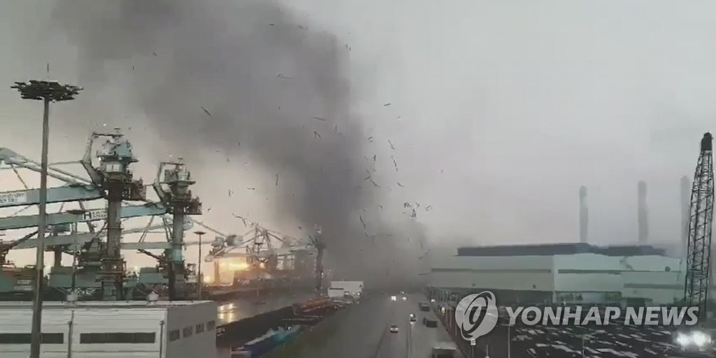 강풍에 날아가는 현대제철 당진공장 지붕