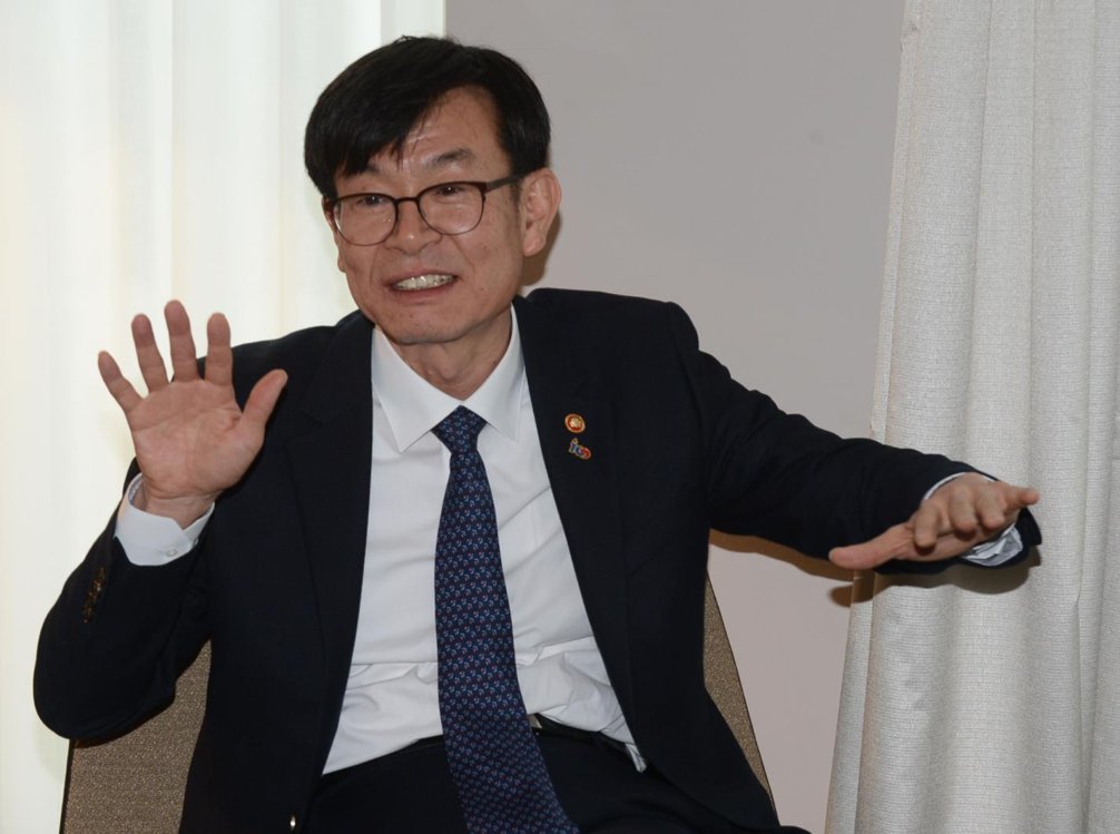 베를린서 기자간담회 하는 김상조 위원장