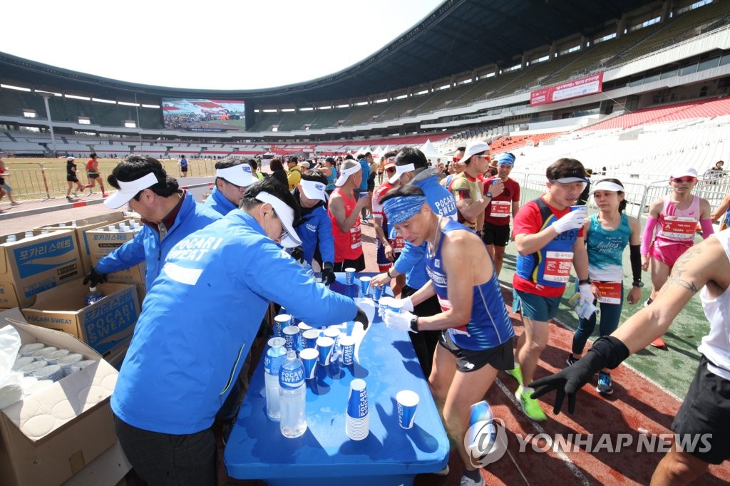 공식음료 마시는 서울국제마라톤 참가자들