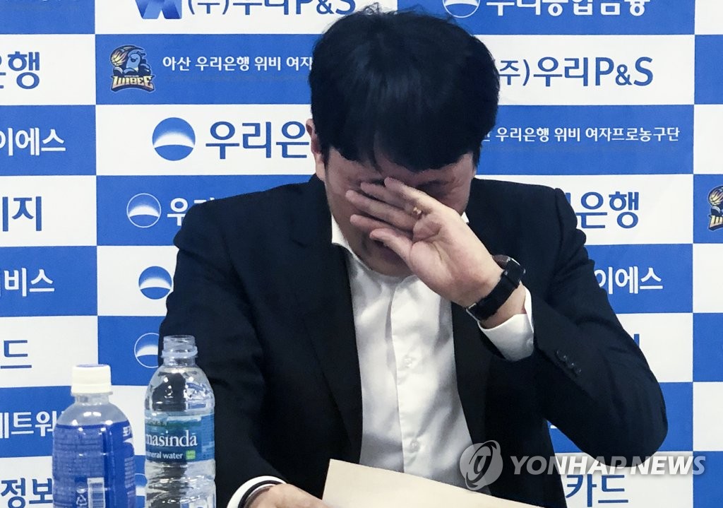 눈물 흘리는 위성우 감독